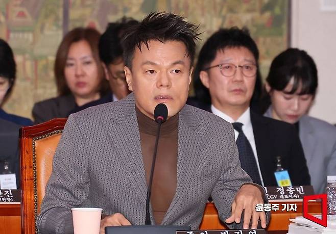 박진영 대중문화교류위원회 공동위원장이 7일 국회에서 열린 문화체육관광부에 대한 국정감사에서 의원 질의에 답변하고 있다. 윤동주 기자