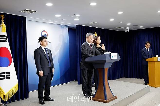윤호중 행정안전부 장관이 7일 오전 서울 종로구 정부서울청사에서 ‘인구감소지역 재지정 고시’ 관련 내용을 발표하고 있다. ⓒ행정안전부