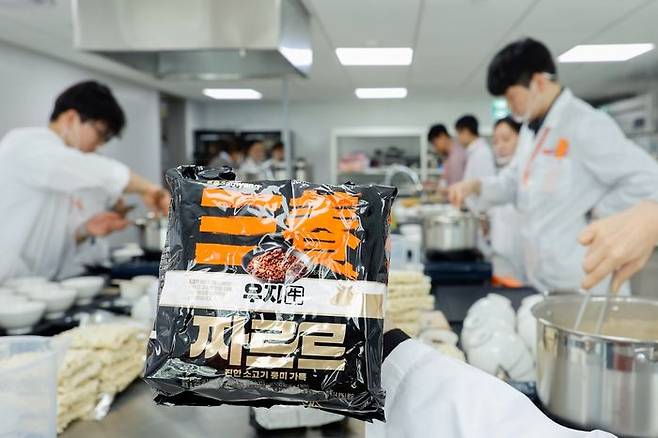 7일 서울 중구 삼양라운드스퀘어 사옥에서 열린 짜르르 미디어 시식회에서 삼양식품 연구원들이 제품을 조리하고 있다.ⓒ삼양식품