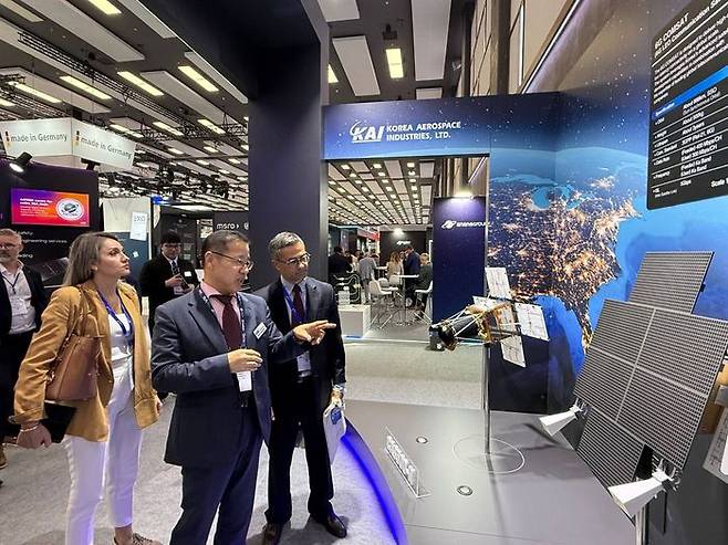 한국항공우주산업(KAI) 관계자가 '제77회 국제우주대회(IAC 2026)'에서 터키 방산국 SSB(SECRETARIAT of DEFENCE INDUSTRIES) 일행에게 KAI 부스를 설명하고 있다.ⓒKAI