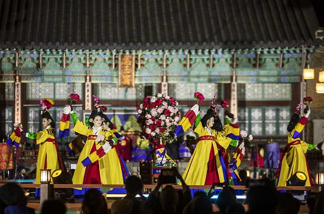 지난해 가을 궁중문화축전에서 열린 '경복궁 한복 연향' 공연 모습. 국가유산진흥원 제공