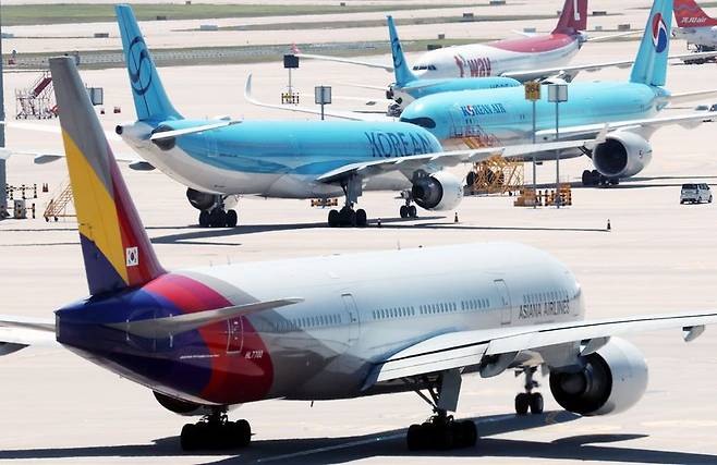 인천국제공항 제2여객터미널 활주로에 대한항공과 아시아나 항공기가 이동하고 있다. 뉴시스