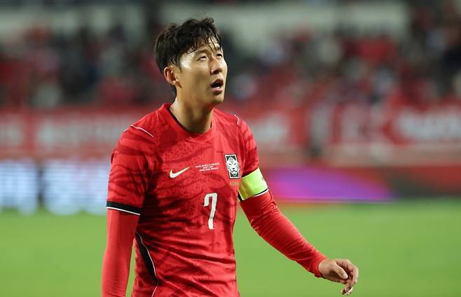 6일 오후 경기도 용인시 미르스타디움에서 열린 하나은행 초청 축구국가대표팀 친선경기 한국과 우즈베키스탄의 경기에서 손흥민이 코너킥을 준비하며 전광판으로 상황을 보고 있다. /사진=뉴스1