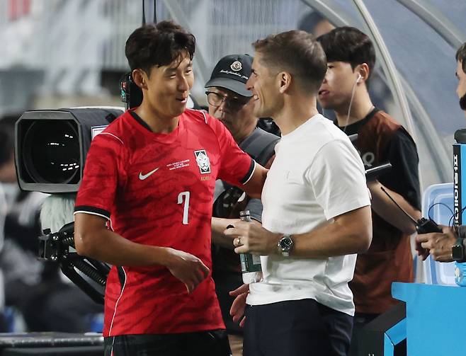 Son Heung-min and interim Korea manager Robert Moreno are all smiles as the captain comes off in a friendly against Ecuador at Suwon World Cup Stadium in Gyeonggi on Sept. 24. NEWS1