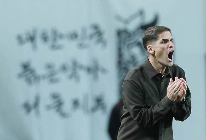 Interim Korea manager Robert Moreno gives instructions during Korea's thumping at the hands of Uruguay in a friendly at Seoul World Cup Stadium in western Seoul on Sept. 28. YONHAP