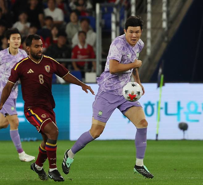 Kim Min-jae fights for the ball in Korea's friendly against Venezuela in Ulsan on Oct. 2. YONHAP