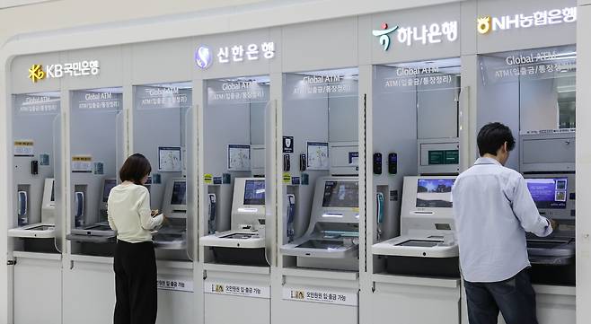 서울 시내의 시중은행들이 모여있는 ATM기기의 모습. 윤창빈 기자