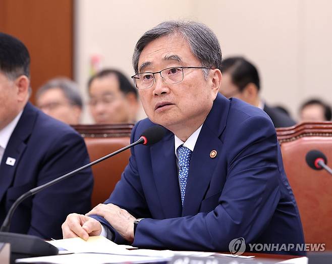 국정감사 질의 답변하는 조현 장관 (서울=연합뉴스) 류영석 기자 = 조현 외교부 장관이 6일 국회 외교통일위원회에서 열린 국정감사에서 의원 질의에 답변하고 있다. 2026.10.6 ondol@yna.co.kr