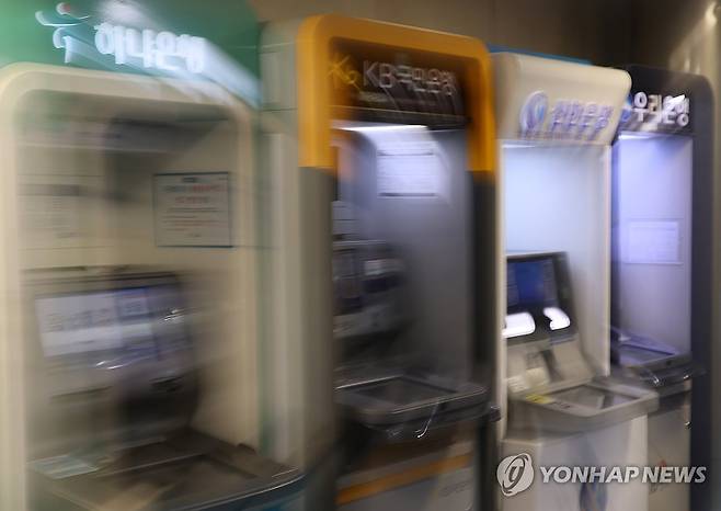 은행권 덮친 해킹 사고 (서울=연합뉴스) 박동주 기자 = 최근 금융권 해킹 사고가 발생한 가운데 5일 서울 시내 한 건물 내에 설치된 은행 ATM기. 2026.10.5 pdj6635@yna.co.kr