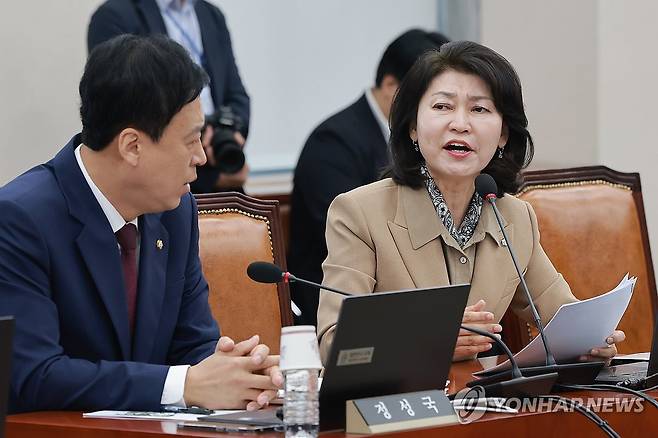 국민의힘 정성국 의원 질의 관련해 발언하는 조국혁신당 강경숙 의원 (서울=연합뉴스) 신현우 기자 = 7일 국회 교육위원회에서 열린 교육부, 국가교육위원회 등에 대한 국정감사에서 조국혁신당 강경숙 의원이 의사진행 발언을 통해 국민의힘 정성국 의원 질의를 언급하고 있다. 2026.10.7 nowwego@yna.co.kr