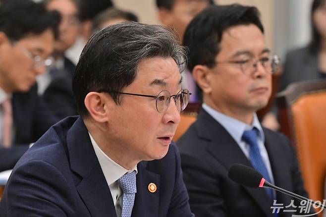 이억원 금융위원장이 8일 오전 서울 여의도 국회 정무위원회에서 열린 금융위원회·한국산업은행·중소기업은행에 대한 국정감사에서 의원의 질의에 답변하고 있다. 사진=강민석 기자