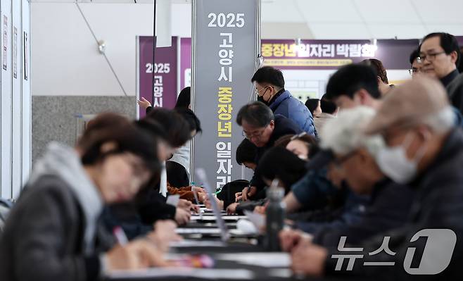 6일 경기도 고양시 킨텍스에서 열린 2025 고양시 중장년 일자리 박람회에서 구직자들이 이력서를 작성하고 있다. 2025.11.6 ⓒ 뉴스1 김성진 기자