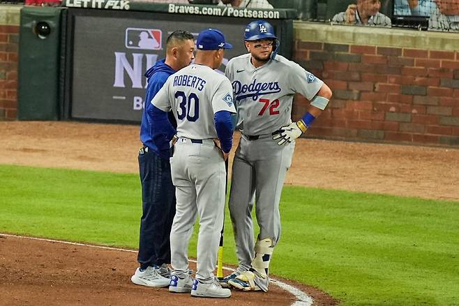Los Angeles Dodgers' Miguel Rojas (72) talks with manager Dave Roberts (30) and a member of the staff before leaving the game during the eighth inning in Game 3 of baseball's National League Division Series against the Atlanta Braves, Tuesday, Oct. 6, 2026, in Atlanta.(AP Photo/Mike Stewart)
<저작권자(c) 연합뉴스, 무단 전재-재배포, AI 학습 및 활용 금지>