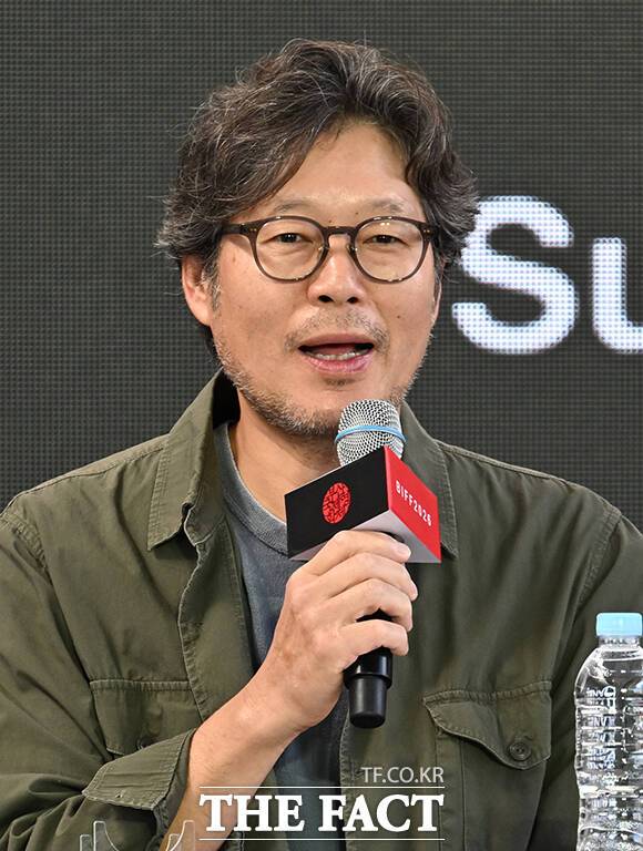 배우 유재명이 8일 오후 부산 해운대구 영화의전당 루프씨어터에서 열린 '사피엔스' 오픈토크 행사에 참석해 인사말을 하고 있다. /부산=박헌우 기자