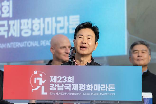 축사를 하는 이재진 의장