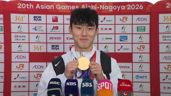 2026 아이치-나고야 아시안게임 남자 축구 금메달을 따낸 뒤 대표팀 주장 이기혁이 방송사 인터뷰에서 금메달을 들어 보인 모습. KBS 중계 화면 캡처