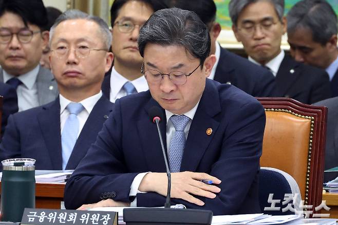 이억원 금융위원장이 8일 서울 여의도 국회에서 열린 정무위원회의 금융위원회·한국산업은행·중소기업은행에 대한 국정감사에서 생각에 잠겨있다. 윤창원 기자