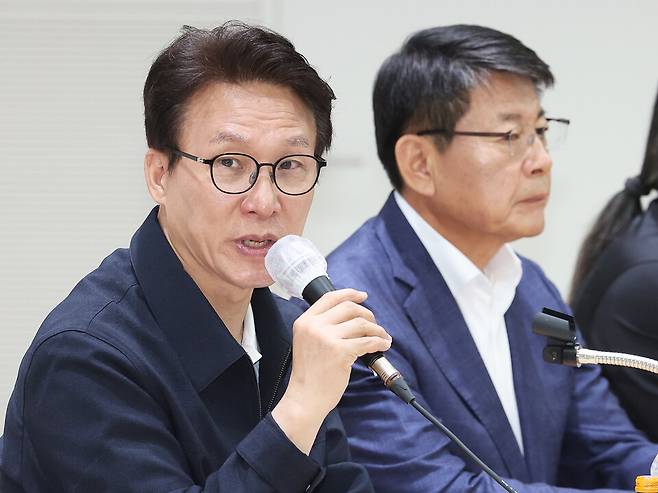 김민석 더불어민주당 대표가 8일 경기도 안성시 미양면 행정복지센터에서 열린 '수확철 농업 현장 방문 및 농업인 간담회'에서 발언하고 있다. ⓒ연합뉴스