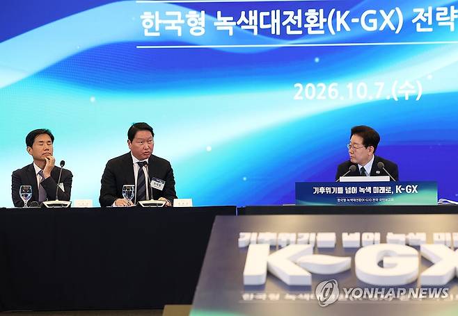 발언하는 최태원 대한상의 회장 (서울=연합뉴스) 한상균 기자 = 최태원 대한상의 회장이 7일 서울 한 회의장에서 이재명 대통령 주재로 열린 한국형 녹색대전환(K-GX) 전략 국민보고회에서 발언하고 있다. 2026.10.7 xyz@yna.co.kr