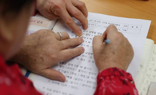 한글 교실서 글씨 쓰는 어르신들 촬영 천경환 기자