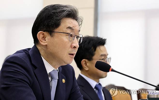 질의 답하는 이억원 금융위원장 (서울=연합뉴스) 이동해 기자 = 이억원 금융위원장이 8일 국회 정무위원회에서 열린 금융위원회 등에 대한 국정감사에서 위원들의 질의에 답하고 있다. 2026.10.8 eastsea@yna.co.kr