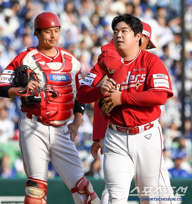 9일 인천SSG랜더스필드에서 열린 SSG와 삼성의 경기. SSG 선발 이로운이 7회 마운드에서 내려오고 있다. 인천=박재만 기자 pjm@sportschosun.com/2026.10.09/