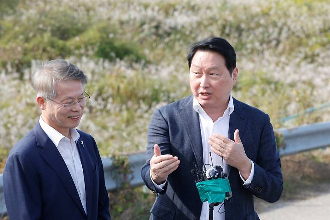 최태원 SK 그룹 회장과 민형배 전남광주통합특별시장이 9일 광주 군공항 탄약고 이전 예정지를 찾아 호남권 반도체 산단 조성 예정 부지를 살펴본 후 취재진의 질문을 받고 있다./뉴스1