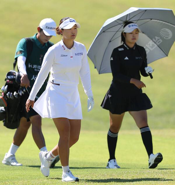 2026년 한국여자프로골프(KLPGA) 투어 '변형 스테이블포드 방식'의 HJ중공업·동부건설 챔피언십에 출전한 김민솔, 서교림 프로가 1라운드에서 경기하는 모습이다. 사진제공=KLPGA (사진을 무단으로 사용하지 마십시오.)