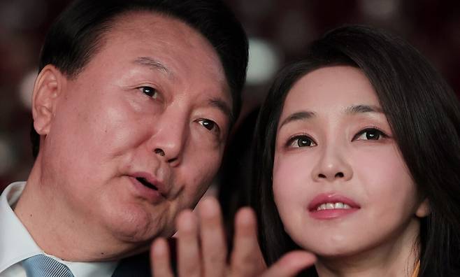 윤석열 전 대통령과 김건희 여사가 2023년 6월22일(현지시각) 베트남 하노이 국가컨벤션센터에서 열린 한·베트남 문화교류의 밤 행사에서 공연을 관람하며 대화하고 있다. 연합뉴스