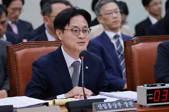 김정관 산업통상부 장관이 6일 서울 여의도 국회에서 열린 산업통상자원중소벤처기업위원회 국정감사에서 위원들의 질의에 답변하고 있다. 연합뉴스