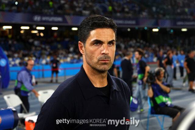 미켈 아르테타 아스날 감독이 2026년 9월 디에고 아르만도 마라도나 스타디움에서 열린 나폴리와의 유럽축구연맹(UEFA) 챔피언스리그(UCL) 리그페이즈 1차전을 지켜보고 있다./게티이미지코리아