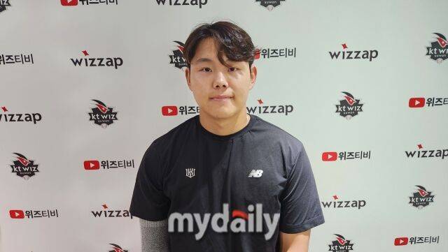 소형준이 9월 13일 수원 KT위즈파크에서 열린 롯데 자이언츠전 승리 후 취재진과 인터뷰를 하고 있다./수원=김경현 기자