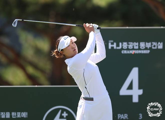 김민솔이 8일 경남 양산시 에이원CC(파72)에서 열린 한국여자프로골프(KLPGA)투어 HJ중공업·동부건설 챔피언십 첫날 4번 홀(파3)에서 아이언으로 티샷하고 있다. KLPGA 제공