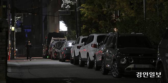 다세대ㆍ연립주택이 밀집한 구도심의 주차난을 개선할 마땅한 해법이 보이지 않고 있다. 8일 오후 인천시 미추홀구 주안동 인천가정법원 인근 이면도로에 차량들이 노상주차돼 있다. 2026.10.8 /조재현기자 jhc@kyeongin.com