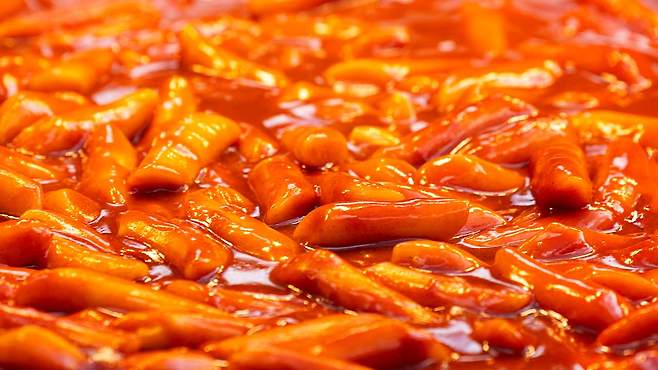 고칼로리로 대표 식품인 떡볶이보다 열량이 높은 식품이 많다|출처: 클립아트코리아