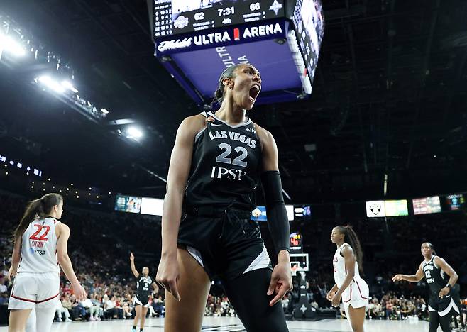 에이자 윌슨(라스베이거스 에이시스)이 지난 8월 WNBA(미 여자프로농구) 워싱턴 미스틱스와의 홈경기에서 득점한 뒤 포효하고 있다. 윌슨은 9일 WNBA 최초로 통산 5번째 정규시즌 MVP(최우수 선수)에 선정됐다./AFP 연합뉴스