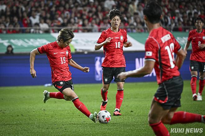 25일 서울 마포구 서울월드컵경기장에서 열린 하나은행 초청 축구 국가대표팀 친선경기 대한민국과 우루과이의 경기. 이강인이 슈팅을 시도하고 있다. 남동균 기자
