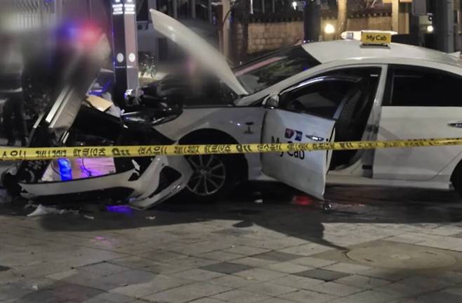 9일 오후 9시쯤 서울 광진구 어린이대공원역 인근에서 택시가 인도로 돌진해 40대 부부를 덮쳐 남편이 숨지고 아내가 다치는 사고가 발생했다. YTN 보도화면 캡처
