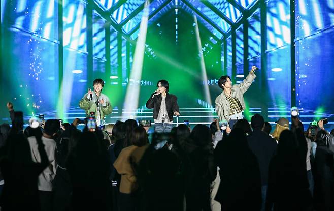 10일 파주시 임진각 평화누리 일원에서 열린 ‘2026 고스트(GHOST·경기 한류 OST) 페스티벌’에 출연한 그룹 위너가 강력한 퍼포먼스를 선사하고 있다. 윤원규기자