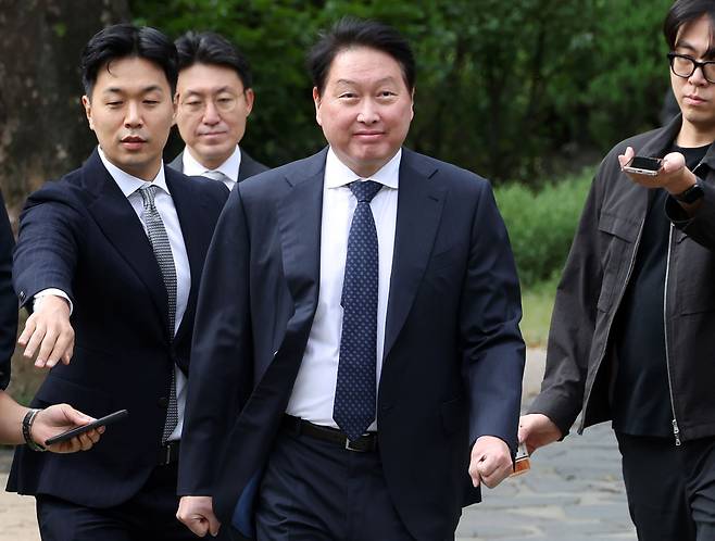 최태원 대한상공회의소 회장(SK그룹 회장)이 9일 서울 여의도 국회 사랑재에서 열린 경제대도약위원회 출범식에 참석하고 있다. 조정식 국회의장과 최 회장이 공동위원장을 맡은 경제대도약위원회는 국회와 경제계 소통을 강화해 기업 지원을 위한 입법 과제 등을 도출하겠다는 취지에 따라 국회의장 직속으로 설치됐다. 오승현 기자 2026.09.09