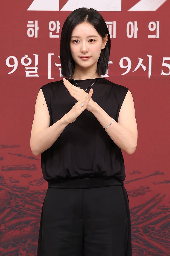 배우 김지원이 7일 서울 양천구 SBS사옥에서 열린 드라마 ‘닥터X: 하얀 마피아의 시대’ 제작발표회에서 포즈를 취하고 있다. 연합뉴스