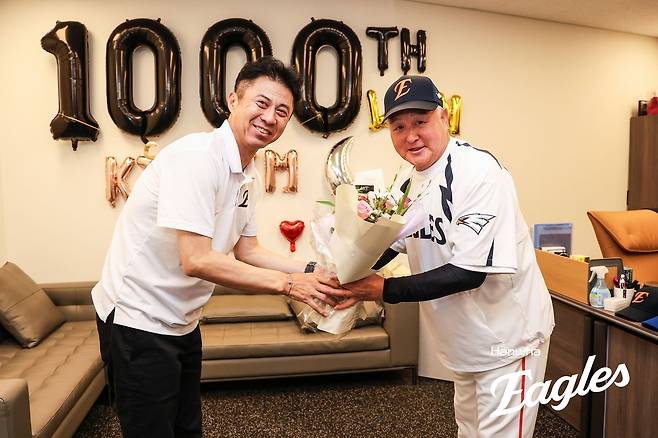 김경문 한화 감독이 지난해 통산 1000승을 달성한 뒤 손혁 한화 단장이 꽃다발을 전달하고 있다. 한화 이글스 제공
