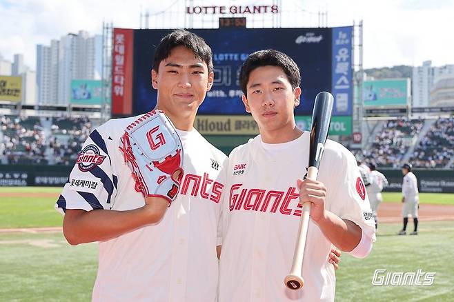 출처:롯데 자이언츠 / 롯데 신인 1라운더 박근서(왼쪽)와 배종윤