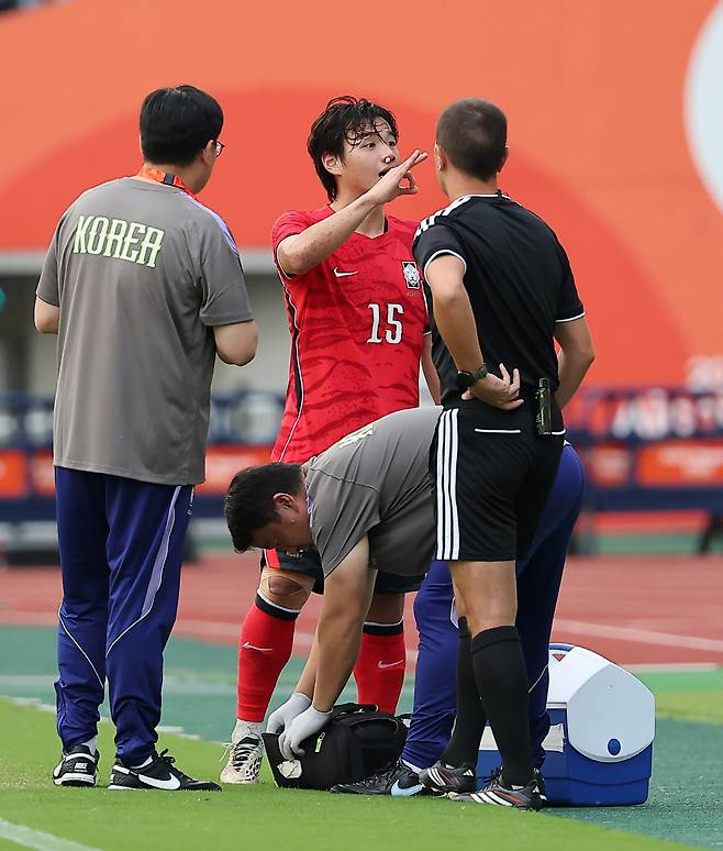 출혈 있는 황도윤
(오사카=연합뉴스) 김성민 기자 = 30일 일본 오사카 나가이 스타디움에서 열린 2026 아이치·나고야 아시안게임 남자 축구 준결승 대한민국과 중국의 경기. 중국의 반칙에 코를 맞은 한국 황도윤이 그라운드 밖으로 나가 치료를 받고 있다. 2026.9.30
ksm7976@yna.co.kr
(끝)
<저작권자(c) 연합뉴스, 무단 전재-재배포, AI 학습 및 활용 금지>
