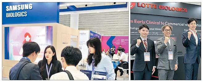 지난 7~9일 일본 요코하마 파시피코 전시장에서 열린 '바이오 재팬 2026' 삼성바이오로직스 부스에서는 글로벌 제약·바이오 기업 관계자들의 방문과 상담이 이어졌다(왼쪽 사진). 신유열 롯데바이오로직스 각자대표(맨 오른쪽)가 지난 9일 자사 부스를 찾아 고객 상담을 진행한 뒤 직원들과 기념사진을 찍고 있다. 요코하마 김효혜 기자