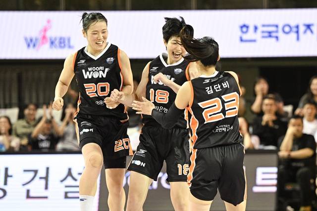 아산 우리은행 선수단. /사진=WKBL 제공