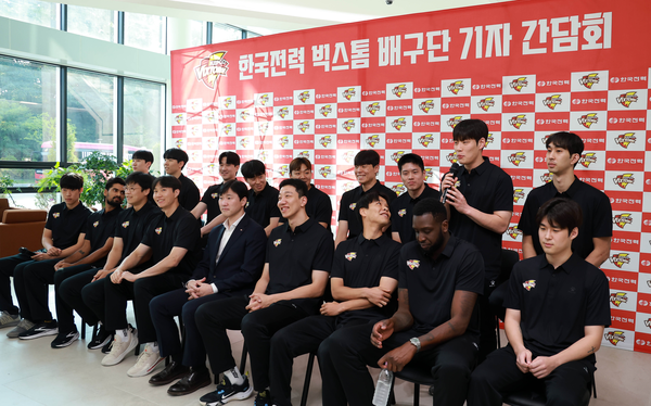 한국전력 선수단이 12일 오산시 한국전력 체육관에서 열린 기자간담회에 참석해 밝은 분위기 속에서 2026-2027시즌 포부를 밝히고 있다. 2026.10.12 /한국전력 제공