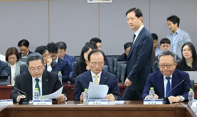 금융당국은 10월 4일 정부서울청사에서 열린 ‘최근 침해 위협 대응 전금융권 긴급 점검회의’를 개최했다. 왼쪽부터 이호성 하나은행장, 이환주 KB국민은행장, 이찬진 금융감독원장(걷는 이), 정상혁 신한은행장. 사진=연합뉴스
