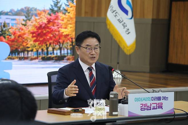 권순기 경남교육감이 12일 취임 100일 기자간담회에서 발언하고 있다. 사진=정수연 기자