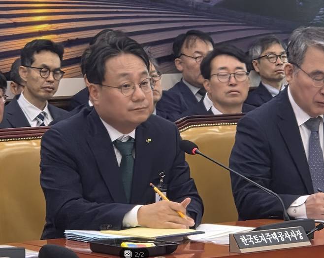 ▲이성훈 한국토지주택공사(LH) 사장이 12일 서울 여의도 국회에서 열린 국토교통위원회 국정감사에 출석해 의원들의 질의를 듣고 있다. 이날 국감에서는 LH의 주택 공급 계획과 재무건전성, 이 사장의 다주택 보유 및 매각 여부 등을 둘러싼 질의가 이어졌다. 사진=장혜원 기자
